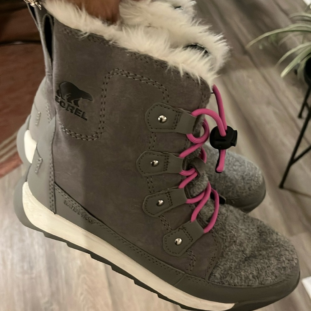 Gently used winter girls boots